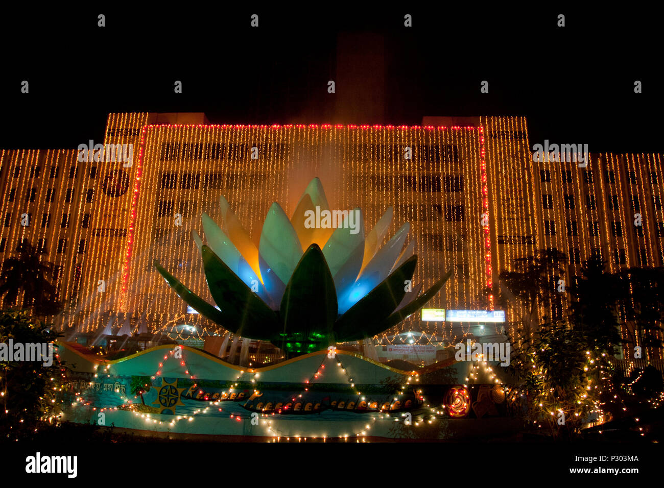 Sonali Bank Building est décoré à la veille de l'Dibash Bijoy, ou Fête de la victoire du Bangladesh. Dhaka, Bangladesh. Banque D'Images