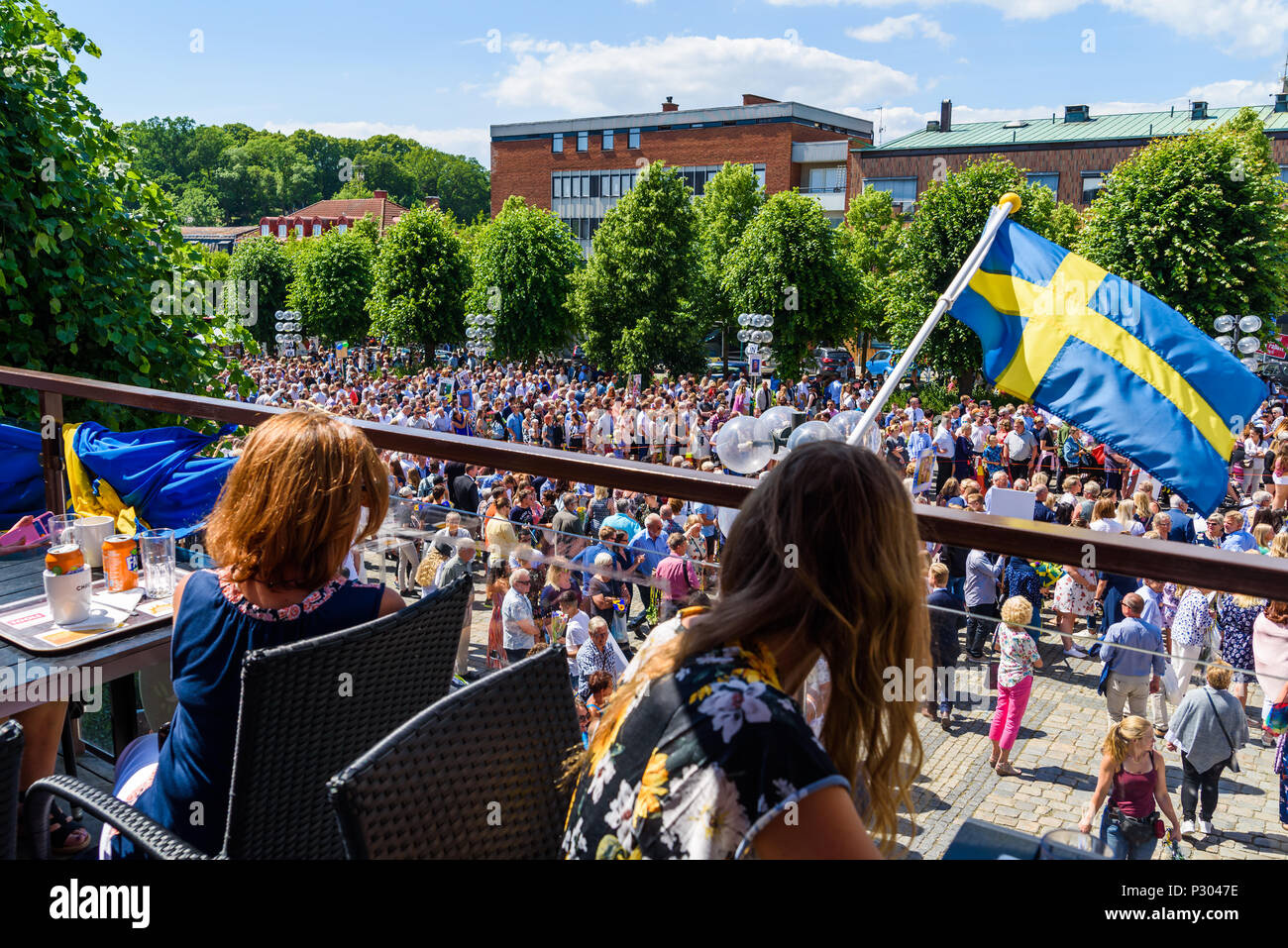 Ronneby, Suède - 15 juin 2018 : Voyage documentaire de la vie quotidienne et le lieu. Foule en attente d'arriver vu les diplômés d'un balcon. Peuples autochtones Le STIT Banque D'Images