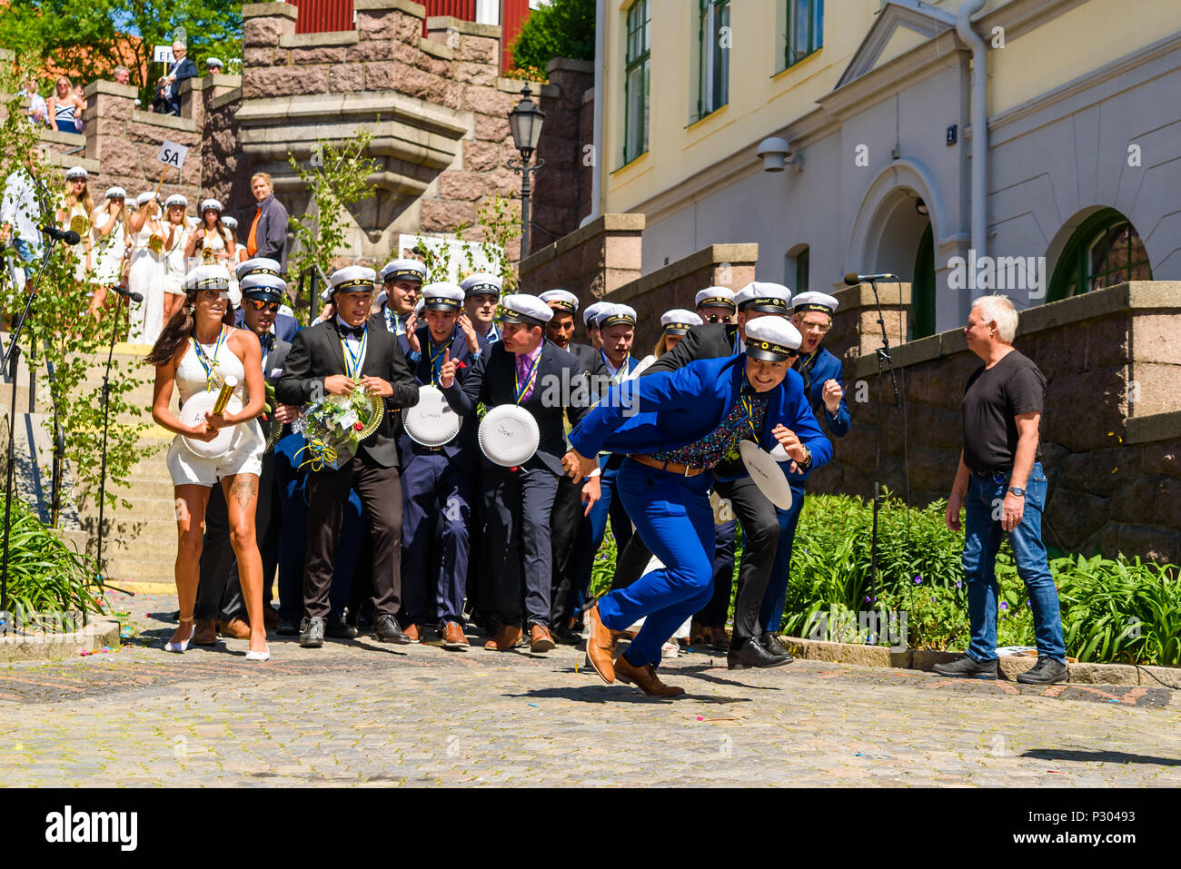 Ronneby, Suède - 15 juin 2018 : l'école secondaire supérieure le jour de graduation. Heureux les élèves courir vers la place de la ville de rencontrer leurs proches et frie Banque D'Images