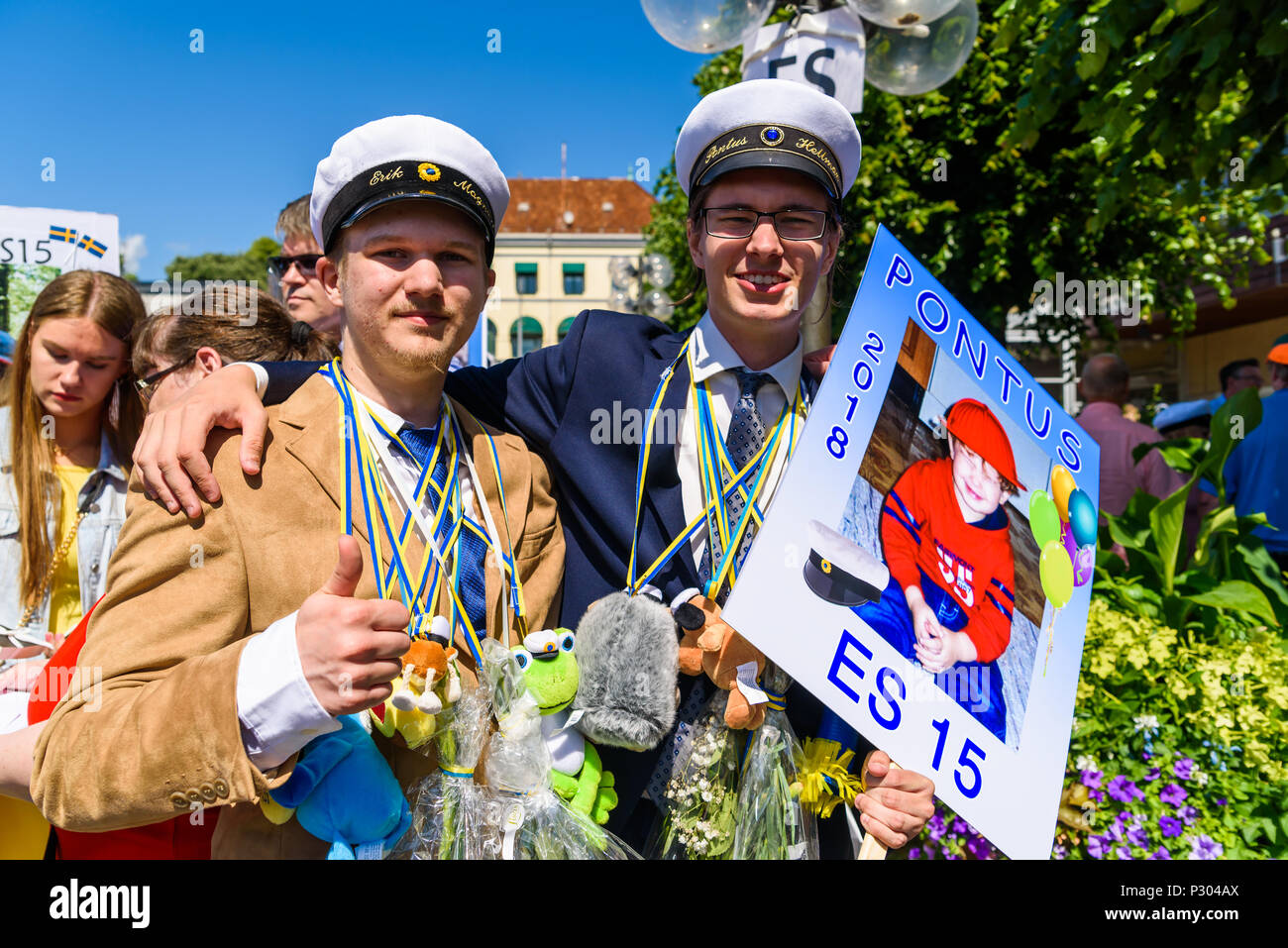 Ronneby, Suède - 15 juin 2018 : l'école secondaire supérieure le jour de graduation. Deux professionnels diplômés étudiants hommes posant pour l'appareil photo avec beaucoup de cadeaux ar Banque D'Images