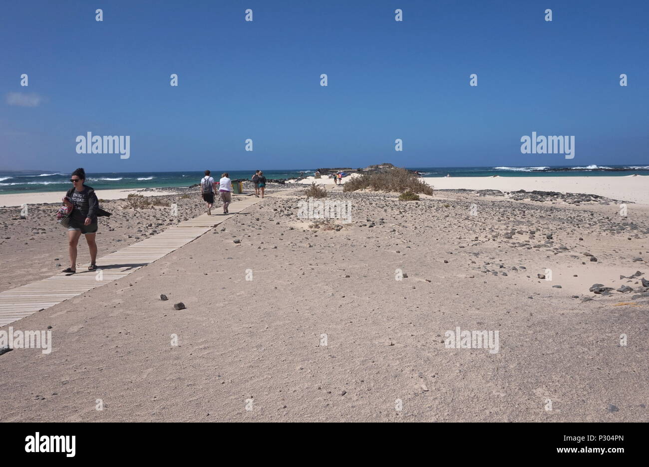 Les gens qui marchent sur la promenade de la plage de sable de El Cotillo, Fuerteventura, Espagne Banque D'Images