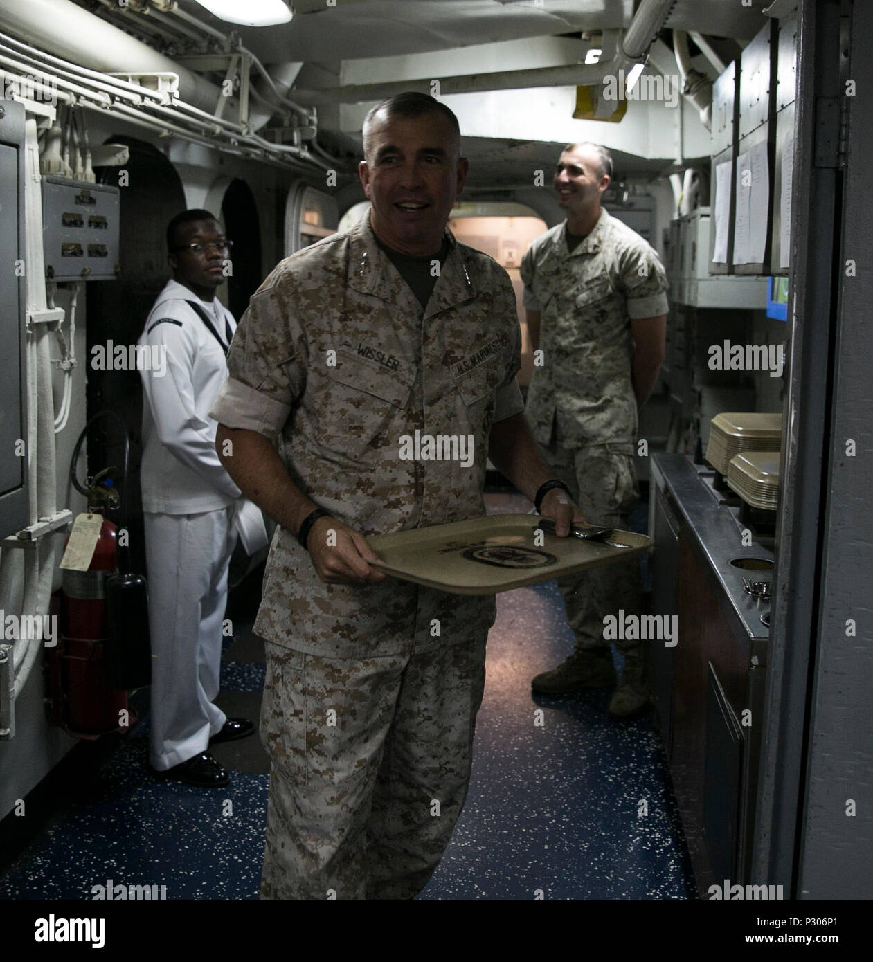 Commander, U.S. Marine Corps de Commandement des Forces canadiennes, le Lieutenant-général John E. Wissler, se prépare à manger le déjeuner avec des marines américains qui participent à l'exercice Bold Alligator 2016 dans l'office d'un navire d'assaut amphibie USS Bataan (DG 5) Aug 17, 2016. BA16 se concentre sur l'amélioration des compétences de base amphibie Navy-Marine Corps avec coalition, Organisation du Traité de l'Atlantique Nord, Alliés et les pays partenaires comme un investissement dans la situation actuelle et future de l'état de préparation des forces navales. (Official U.S. Marine Corps photo par le Sgt. Calvin Shamoon/ libéré) Banque D'Images