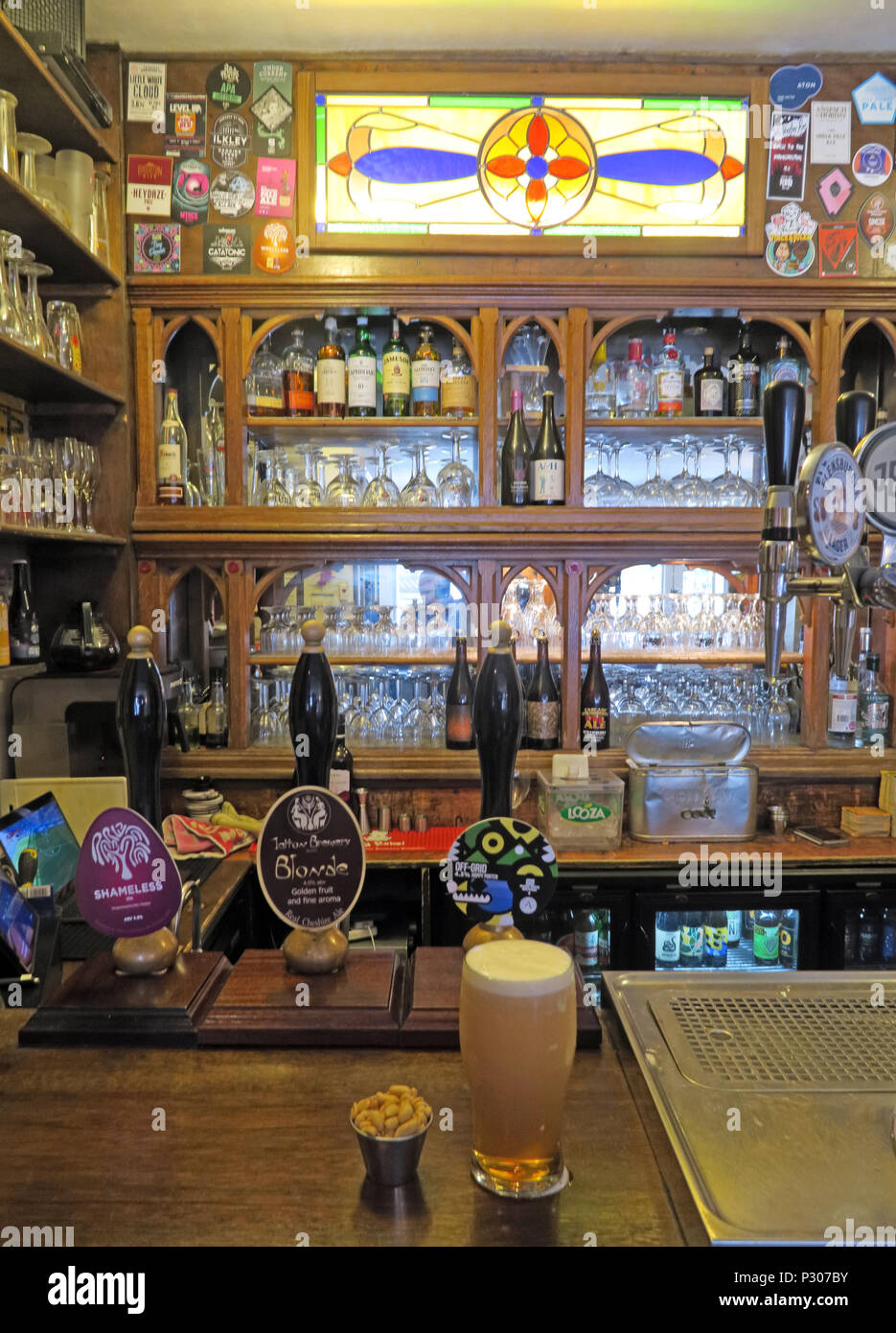 Le bar PI bien approvisionné, 18 Shaws Road, Altrincham, Trafford, Greater Manchester, Angleterre du Nord-Ouest, Royaume-Uni , WA14 1QU Banque D'Images