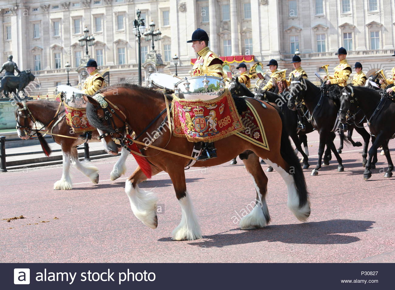 La parade annuelle de la couleur a eu lieu à Londres en l'honneur de l'anniversaire de la reine Elizabeth. Les rues bordées de milliers d'accueillir Sa Majesté un Banque D'Images