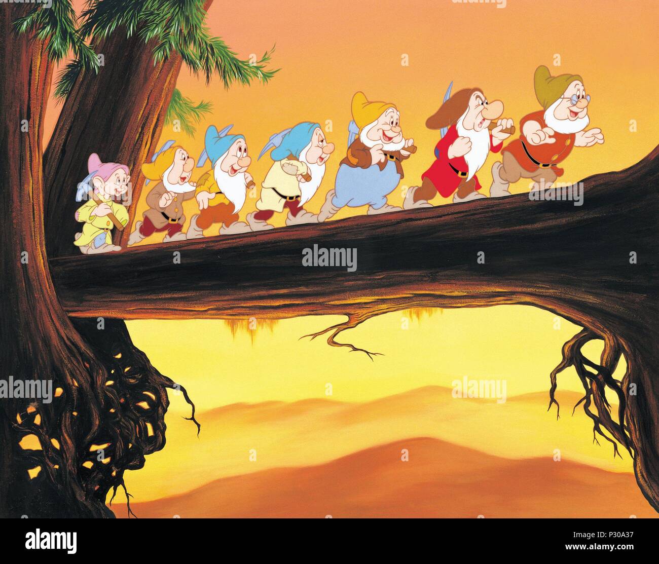 Blanche Neige Et Les 7 Nains En Anglais Titre original : Blanche Neige et les sept nains. Titre en anglais : Blanche  Neige et les sept nains. Directeur de film : WALT DISNEY. Année : 1937.  Credit : WALT DISNEY PRODUCTIONS / Album Photo Stock - Alamy