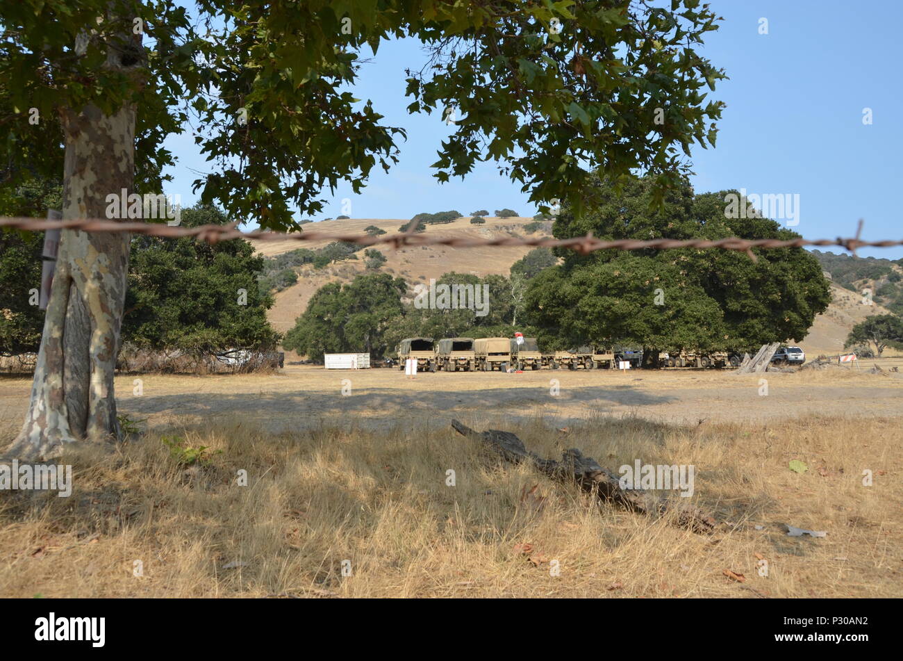 La Garde Nationale de Californie 578e bataillon du génie de la brigade et du 40e Bataillon de soutien de la Brigade de déployer les équipes de la main à l'appui de l'Soberanes incendie dans le comté de Monterey. Près de 400 soldats vivent au Toro County Park camp de base dans Salinas pendant leurs 29 jours. Les équipages des véhicules militaires à divers points de chute sur la ligne de feu, de Carmel à Big Sur, et le travail que les pompiers sur 24 heures pour aider à contenir l'incendie 70 000 acres par miles randonnées en forêt et montagne et la conduite d'opérations. RDP Banque D'Images