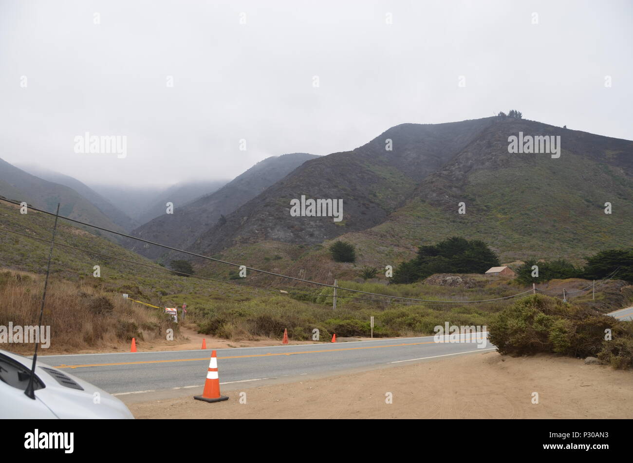 Les 70 000 acres Soberanes Fire vient près de l'autoroute 1 près de Monterey. La Garde Nationale de Californie 578e bataillon du génie de la Brigade du 40e Bataillon de soutien de la brigade et de déployer des équipes de la main comme à l'appui de l'Soberanes incendie dans le comté de Monterey. Soldats des véhicules militaires à divers points de chute sur la ligne de feu, de Carmel à Big Sur, et le travail que les pompiers sur 24 heures pour aider à contenir le feu par randonnées miles en forêt et montagne terrain et mener des opérations de mop. Banque D'Images