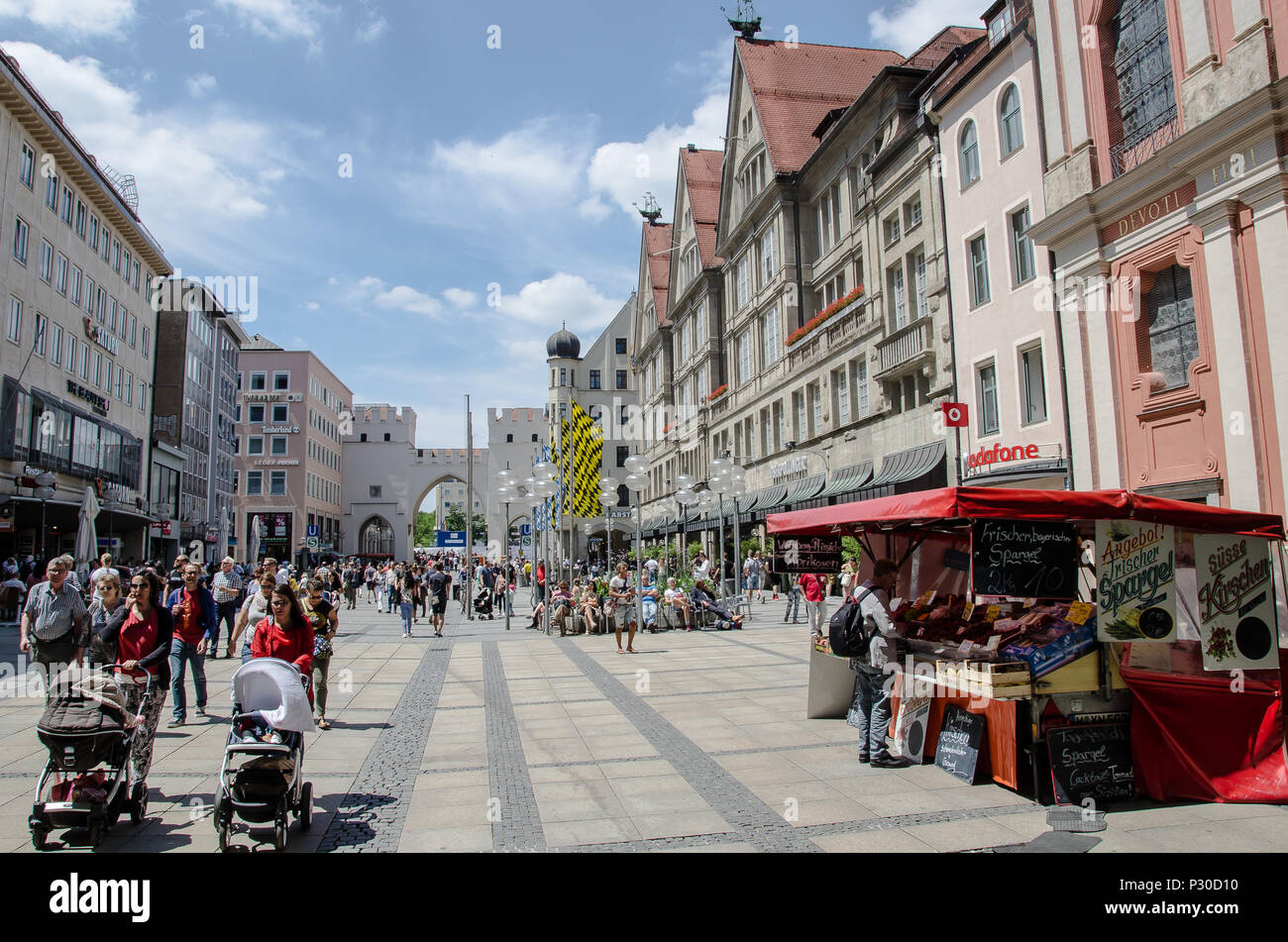 Munich Kaufingerstrasse Neuhauser attenant (et ses Strasse) est l'une des plus vieilles rues de Munich. Aujourd'hui, c'est la rue commerçante la plus animée de Munich. Banque D'Images