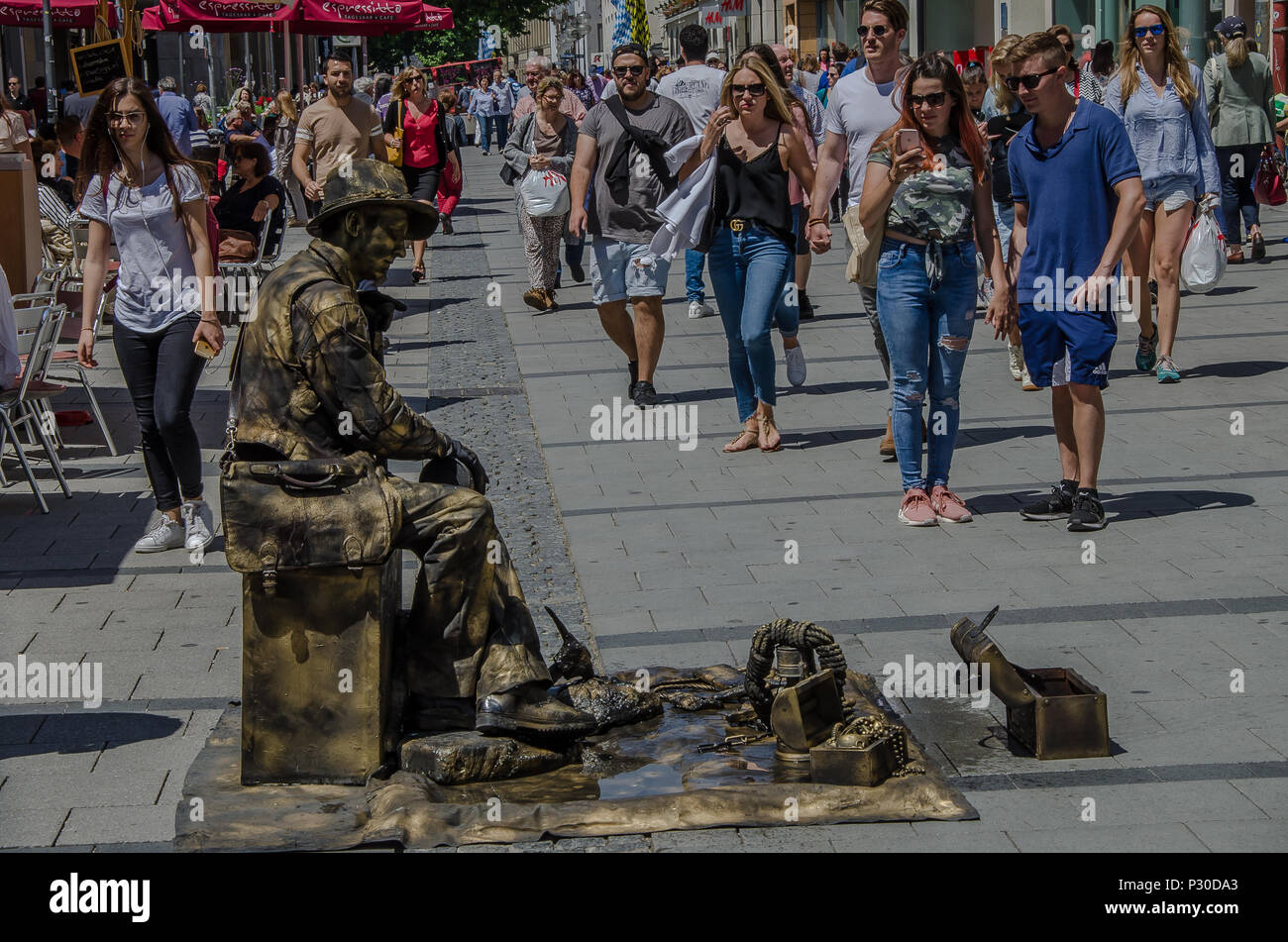 Munich Kaufingerstrasse Neuhauser attenant (et ses Strasse) est l'une des plus vieilles rues de Munich. Aujourd'hui, c'est la rue commerçante la plus animée de Munich. Banque D'Images