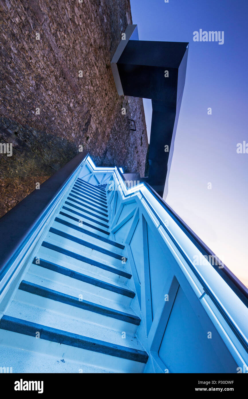 Un escalier éclairé primé créé pour ouvrir le South West coastpath permettant aux promeneurs de traverser le 19e siècle de Cour Royal William Banque D'Images