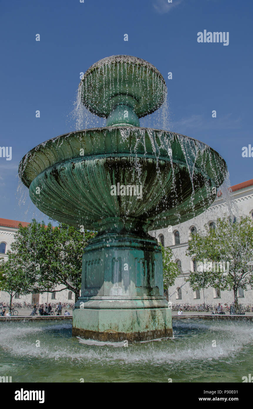 Geschwister-Scholl-Platz est un semi-circulaire court plaza situé en face du bâtiment principal de l'université Ludwig Maximilian de Munich. Banque D'Images