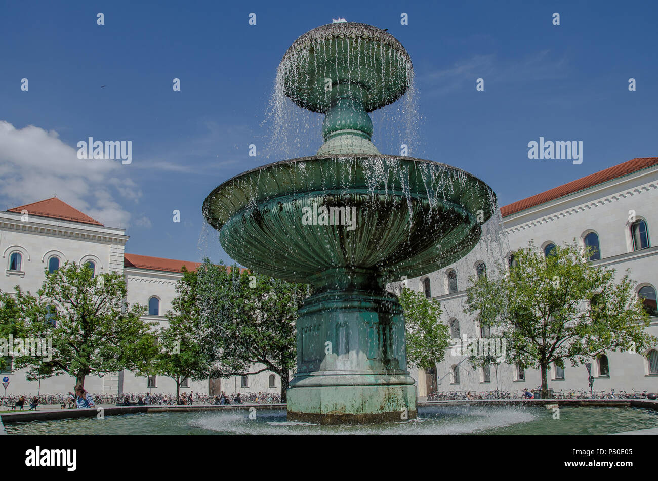 Geschwister-Scholl-Platz est un semi-circulaire court plaza situé en face du bâtiment principal de l'université Ludwig Maximilian de Munich. Banque D'Images