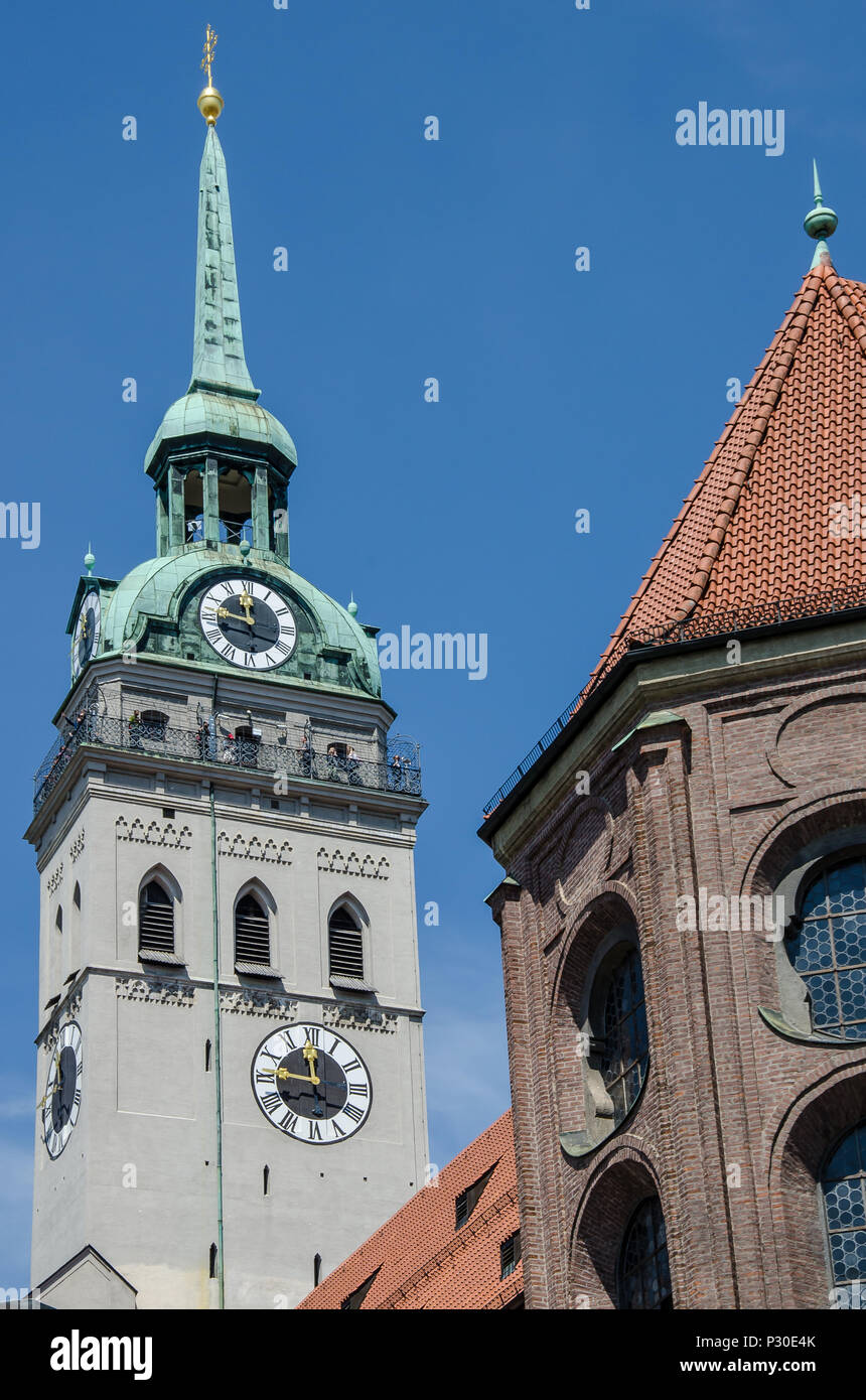 'L'église de Saint Pierre" est l'un des monuments de Munich, la plus ancienne église paroissiale de la ville, et est surnommé affectueusement par les locaux comme Alter Peter Banque D'Images