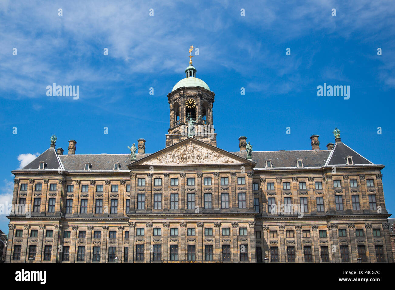 La façade et le dôme de la 17e siècle Palais Royal d'Amsterdam, autrement connu comme le barrage Palace, à Amsterdam, Pays-Bas. Banque D'Images