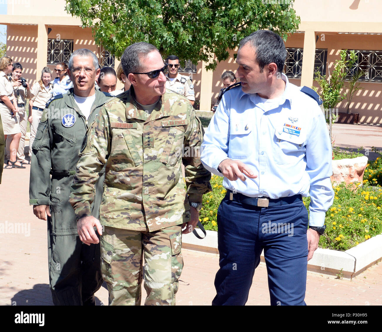 Chef d'état-major de la Force aérienne Le Général David L. Goldfein visité Israël et ses homologues de l'armée de l'air israélienne, 15 au 17 août 2016. Gen. Goldfein a été reçu par une garde d'honneur au siège de la FIA à Tel Aviv, accompagné par le commandant de l'IAF Gen Amir Eshel. Au cours de sa visite dans le pays, le général Goldfein a également visité deux bases FIA accompagné de Gen Eshel et commandant de la défense aérienne d'Israël Brig. Gen Zvika Haimovitch. Il a conclu sa visite en rendant hommage aux soldats tombés à l'IAF IAF Memorial dans les collines de Jérusalem. Banque D'Images