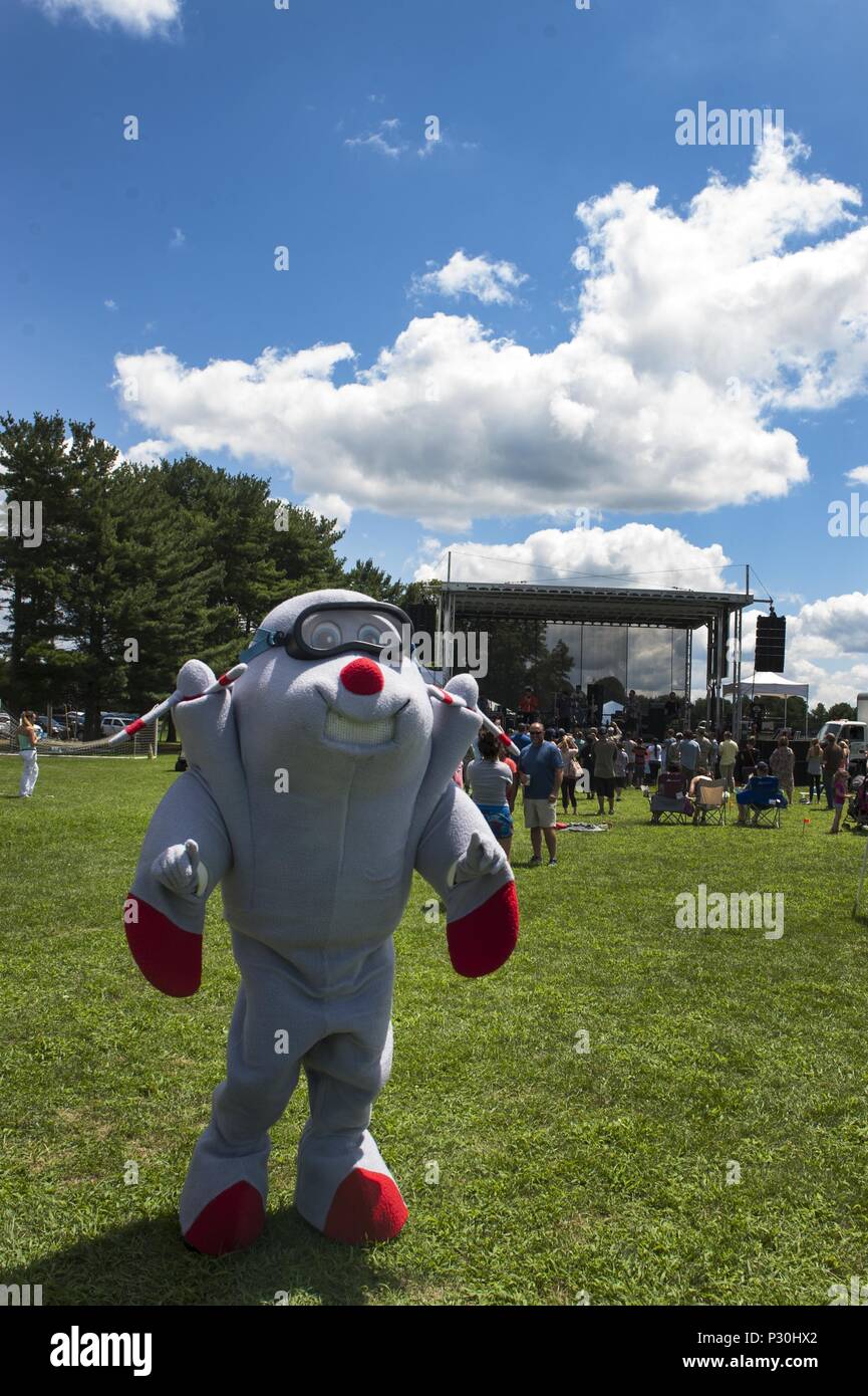 La nouvelle mascotte potelé honoré la série de concerts d'été' base-wide beach party at Joint Base McGuire-Dix-Lakehurst, New Jersey), 3 août 2016. Thomas McGuire's P-38 Lightning, surnommé, dodu est un affichage statique sur McGuire. (Photo par un membre de la 1re classe Zachary Martyn) Banque D'Images