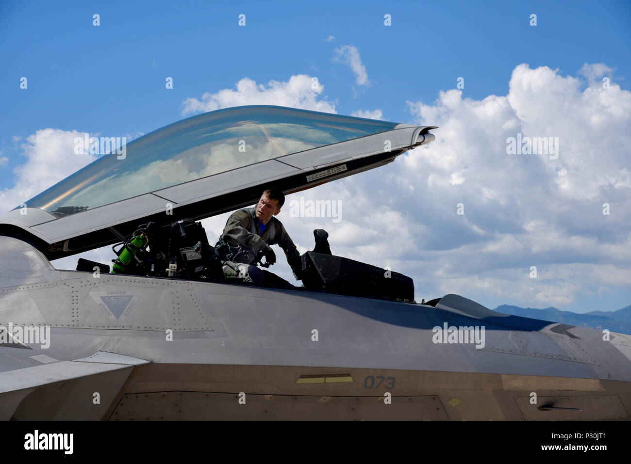 Le capitaine Michael Broch, 94e Escadron de chasse F-22A Raptor, commandant d'aéronef effectue son inspection avant vol à la base aérienne Peterson, au Colorado, le 12 août 2016. Affecté à la 94e Escadron de chasse à Langley Air Force Base, en Virginie, le F-22A Raptor a atterri à Peterson pour faire le plein de brochures et l'avion voler retour à la Virginie. (U.S. Air Force photo par un membre de la 1re classe Dennis Hoffman) Banque D'Images