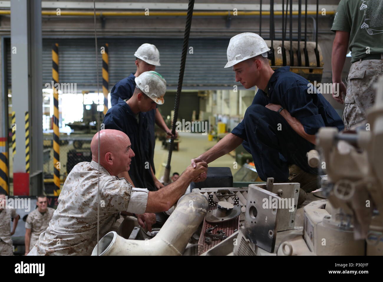 U.S. Marine Brigue. Le général David A. Ottignon accueille et présente un défi coin à lance le Cpl. Michael Hamilton, un char de combat mécanicien logistique entreprise 13, 15 Régiment de logistique de combat, 1er Groupe logistique maritime, au Marine Corps Air Ground Combat Center Twentynine Palms, en Californie le 12 août 2016. Ottignon est le 1er MLG Commandant général. Le MLG général commandant, sergent-major, et de la commande master chief a visité le centre de combat pour parler avec les chefs de service ainsi que d'engager des Marines junior et sous-officiers pour avoir une idée de la manière dont les unités MLG font et quels domaines pourraient être imp Banque D'Images