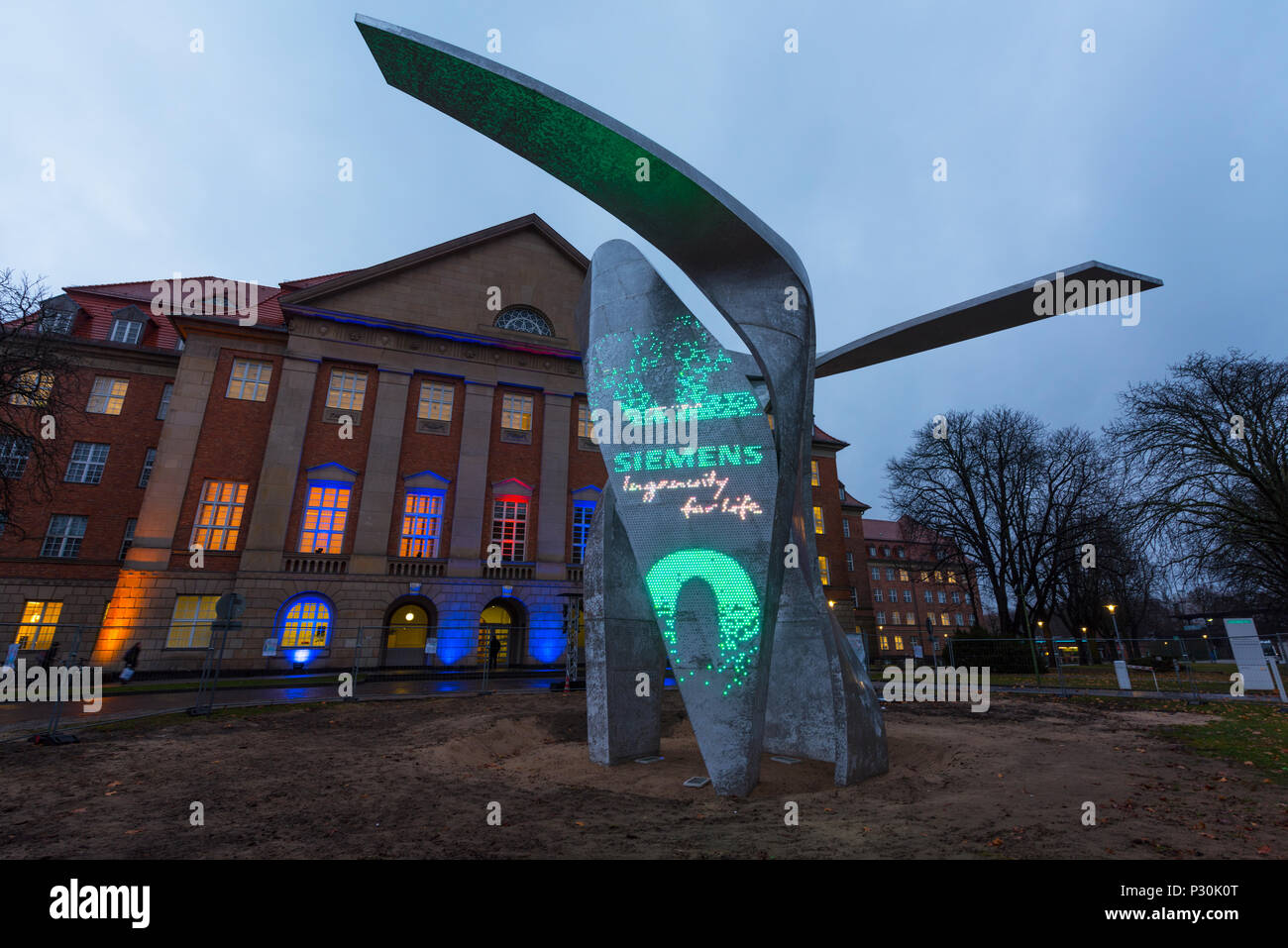 Berlin, Allemagne, la sculpture l'ailes devant le bâtiment administratif de Siemens AG Banque D'Images