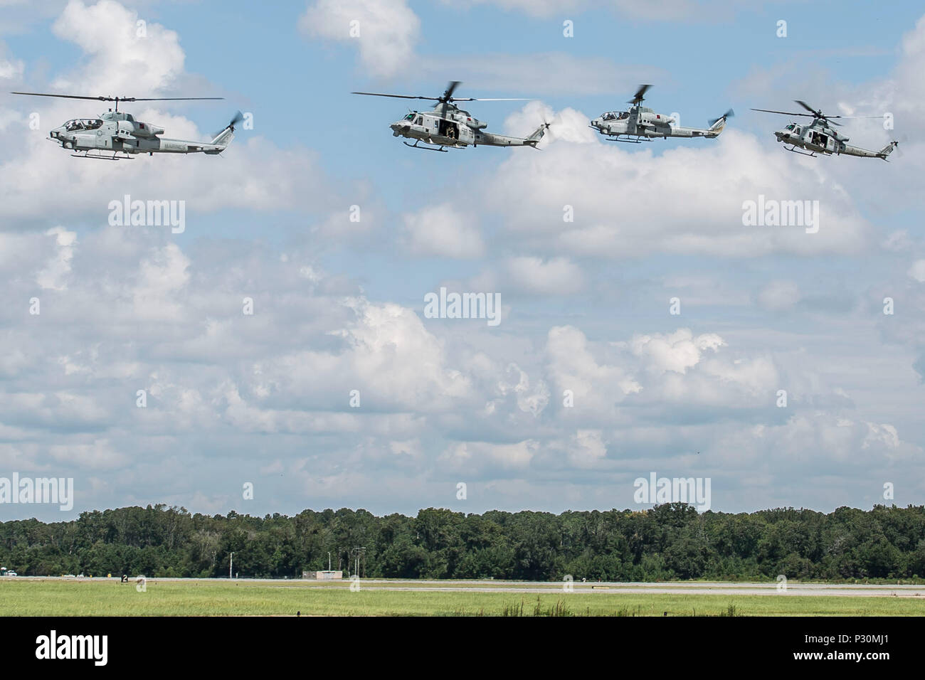 Les hélicoptères AH-1W Super Cobra et UH-1Y Venom de la 2nd Marine Aircraft Wing sont arrivés à la Marine corps Air Station Beaufort, Caroline du Sud, le 12 août 2016, pour se préparer à l'exercice Arrowhead Thunder. Les hélicoptères d'attaque AH-1W Super Cobra sont équipés de deux turboréacteurs T700-GE-401C, de nacelles fusées et de canons rotatifs M197 à trois barils. Les venins UH-1Y sont des hélicoptères utilitaires bimoteurs avec des moteurs T700-GE-401C, capables de transporter des troupes, de medevac et d'escorte armée. Le déploiement appuie la formation aéronautique du corps des Marines, la préparation tactique, l'exécution des missions et les exercices de coordination des équipages. Banque D'Images