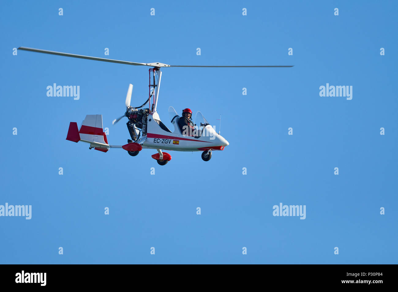 Gyro Magni M-16 Formateur Tandem autogyre biplace voler contre un ciel bleu dans le Parc Naturel de Ses Salines (Formentera, Iles Baléares, Espagne) Banque D'Images