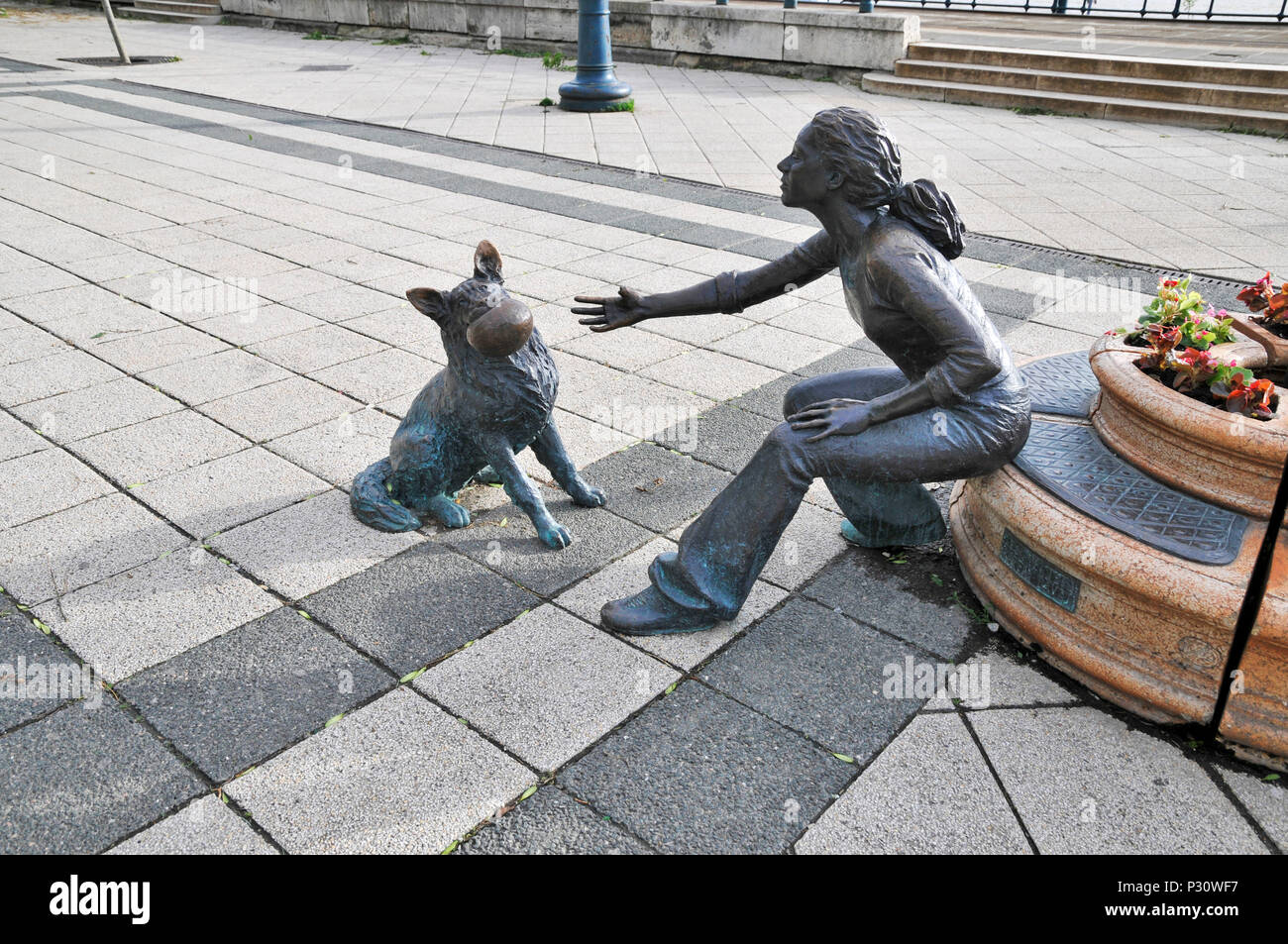 Fille avec son chien, sculpture en bronze de rue, place Vigado, Hongrie, Budapest, Europe, Banque D'Images
