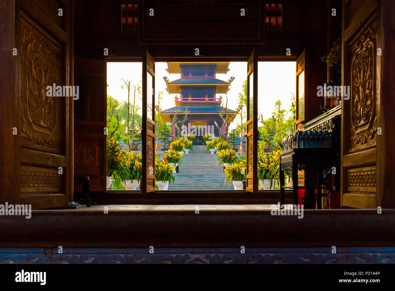 Voir jeter la porte à l'ensemble du temple de la Pagode Bai Dinh au Vietnam, Ninh Binh Banque D'Images