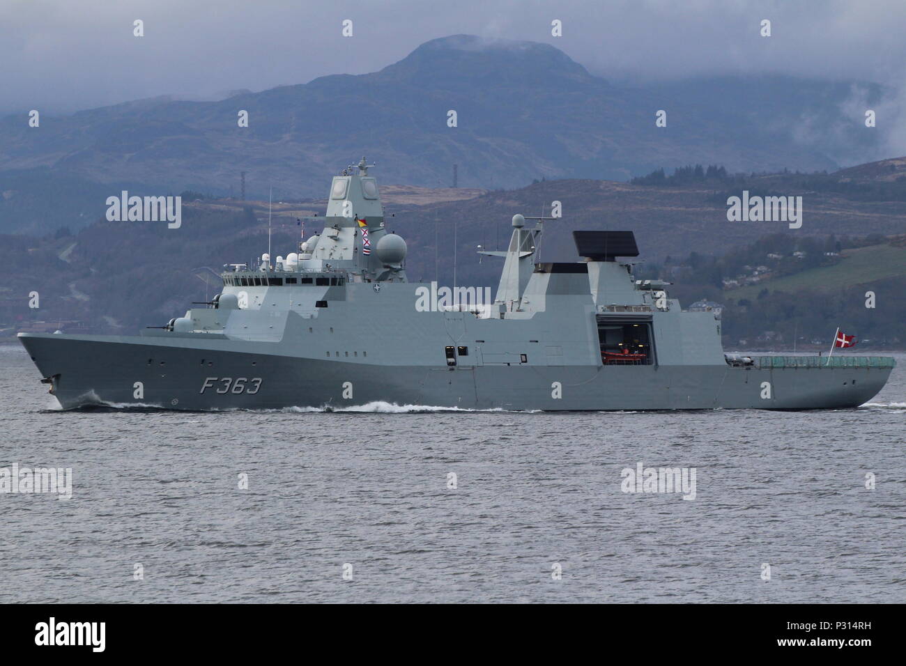 KDM Niels Juel (F363), une frégate de classe Iver Huitfeldt exploités par la Marine royale danoise, passant Gourock au début de l'exercice Joint Warrior 18-1. Banque D'Images