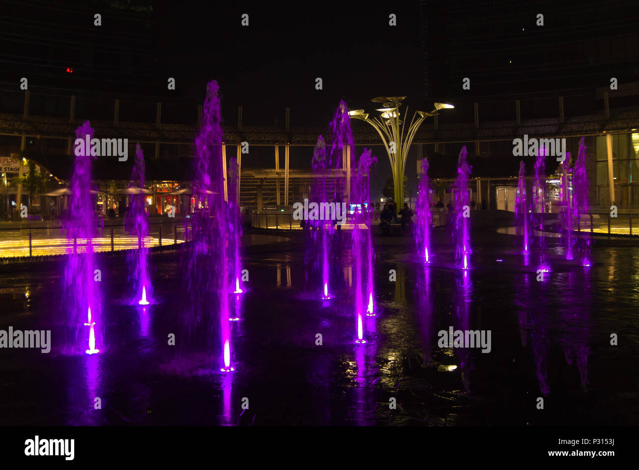 MILAN, ITALIE - 30 octobre 2016 : financial district Vue de nuit. L'eau des fontaines illuminées. Les gratte-ciel modernes dans Gae Aulenti square. La banque Unicredit à Banque D'Images