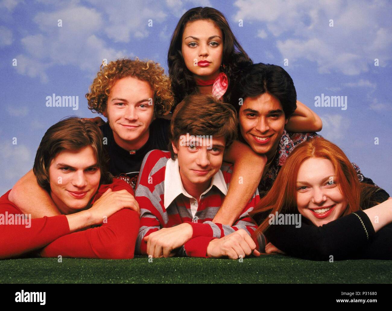 Titre original : que '70S SHOW-TV. Titre en anglais : QU '70S SHOW. Année : 1998. Stars : ASHTON KUTCHER et Mila Kunis, Topher Grace, Danny Masterson, LAURA PREPON ; Wilmer Valderrama. Crédit : 20TH CENTURY FOX / Album Banque D'Images