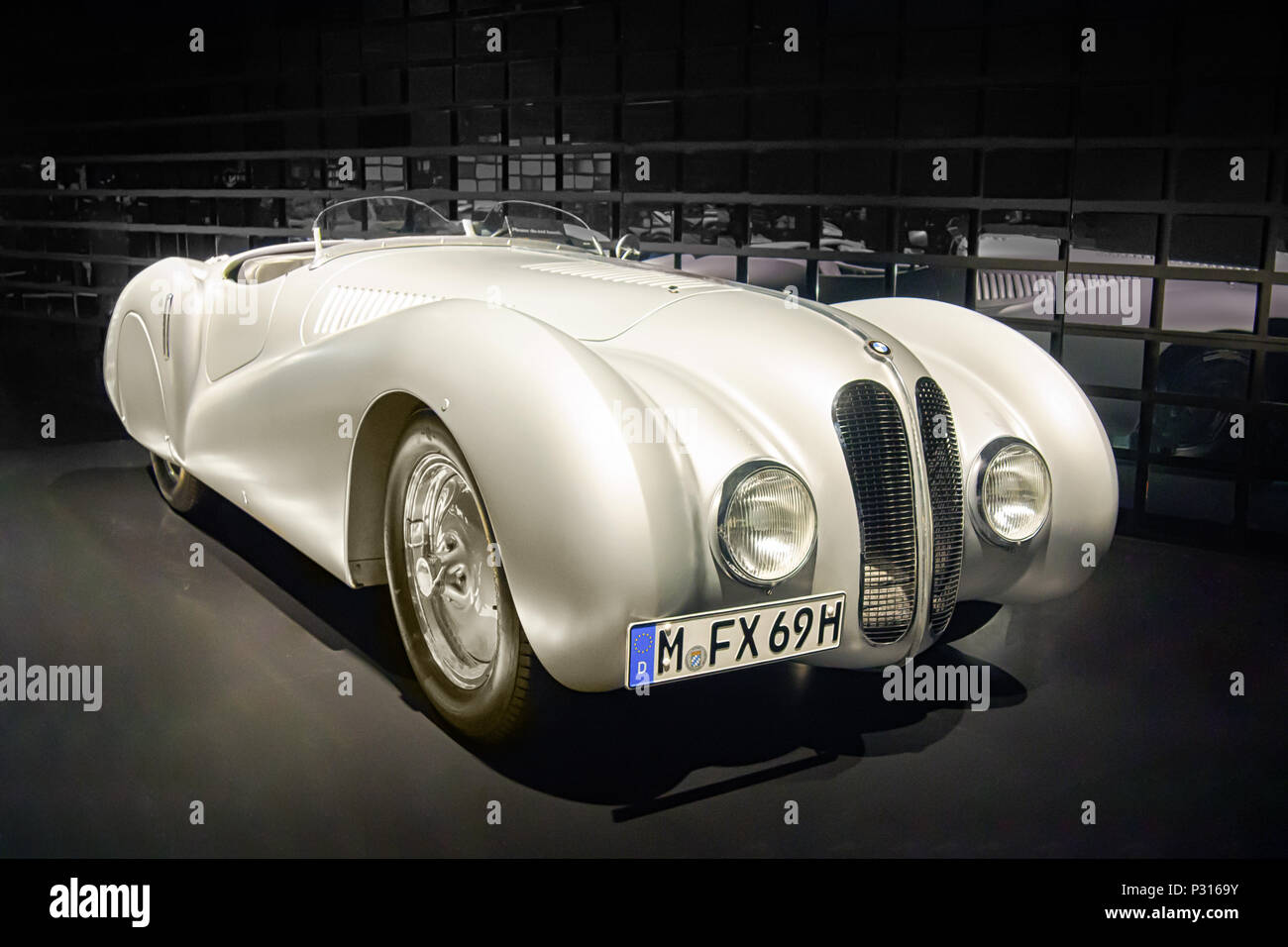 MUNICH, ALLEMAGNE LE 8 AVRIL, 2017 : 1939 BMW 328 Mille Miglia Roadster dans le musée BMW. Banque D'Images