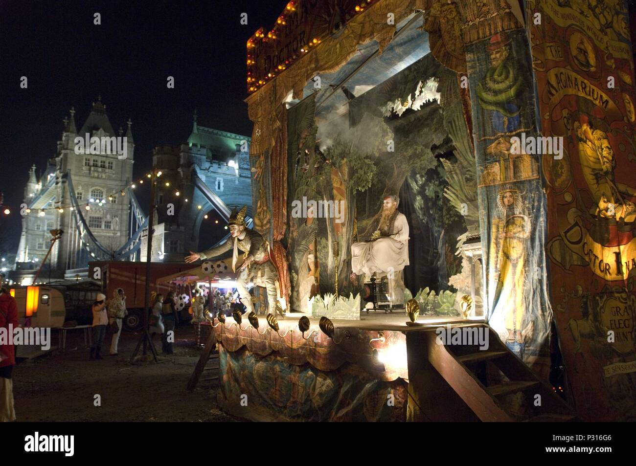 Titre original : L'IMAGINARIUM DU DOCTEUR PARNASSUS. Titre en anglais : L'IMAGINARIUM DU DOCTEUR PARNASSUS. Film Réalisateur : Terry Gilliam. Année : 2009. Stars : Christopher PLUMMER. Crédit : Infinity propose des divertissements/Icon Productions // Album Banque D'Images