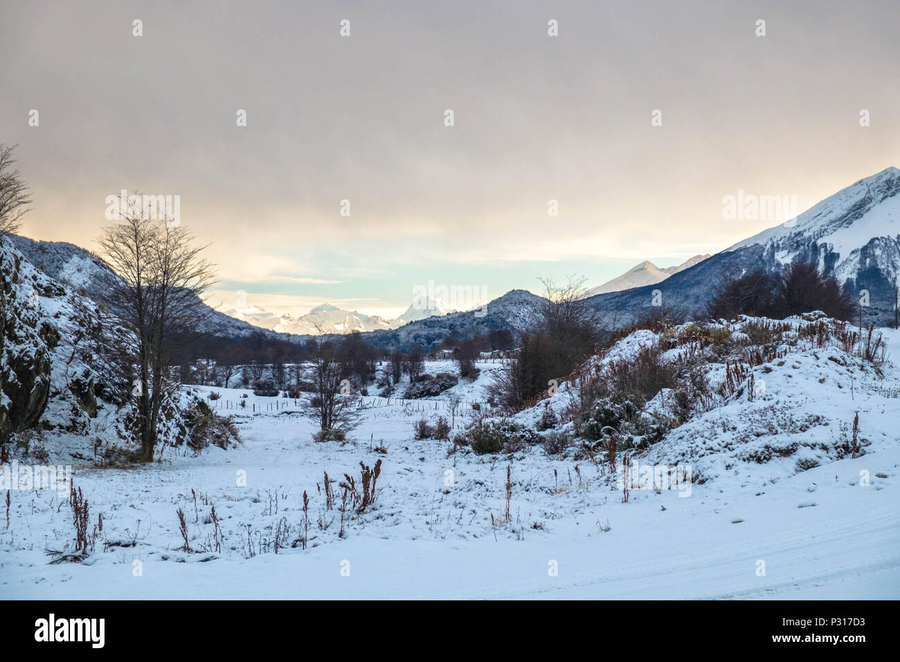 En hiver, la route du parc national de la Terre de Feu a parfois neigé. C'est une vue sur la vallée entre la ville et le parc. Banque D'Images