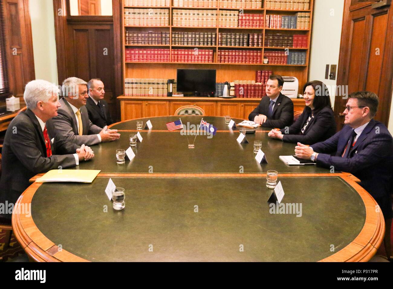 160817-N-BN625-005 Brisbane, Australie (Aug 17, 20016 Annastacia Palaszczuk) Premier ministre du Queensland et des États-Unis Sous-secrétaire de la marine pour la gestion Thomas Hicks, assis au centre sur la gauche, et des membres du personnel, discuter de la grande initiative de la flotte verte et la sécurité énergétique. (U.S. Photo par marine Spécialiste de la communication de masse en chef Hendrick Simoes/libérés) Banque D'Images