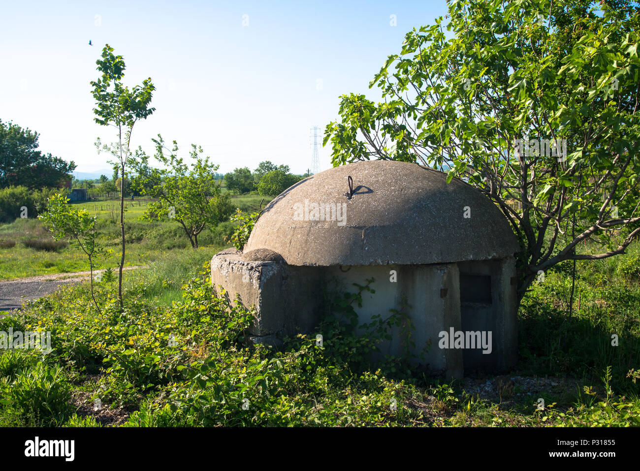 Un homme célèbre bunkers pour défendre le pays, l'Albanie Banque D'Images