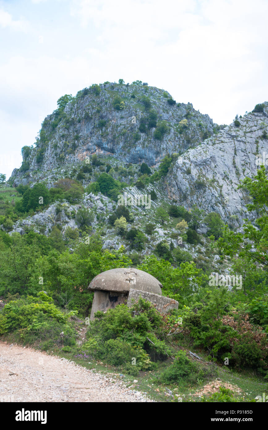 Un homme célèbre bunkers pour défendre le pays, l'Albanie Banque D'Images