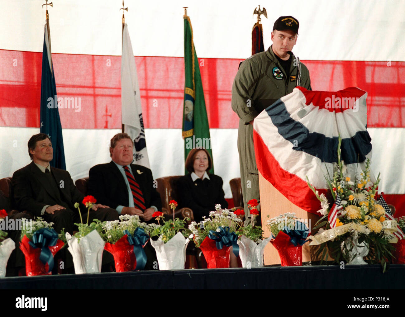 Naval Air Station, Whidbey Island, Washington (avr. 14, 2001) -- Le lieutenant Shane Osborn de la Norfolk, Neb., traite d'une grande foule de sympathisants après son retour aux États-Unis. Lt Osborn et son équipage à bord d'un Banque D'Images