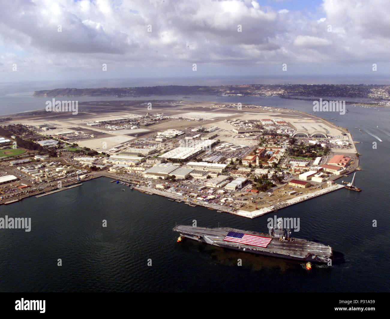Diego, CA (nov. 13, 2001) -- Les marins afficher un drapeau 3 000 m² sur le pont d'envol du USS Nimitz (CVN 68) que le transporteur s'approche de la jetée de Naval Air Station North Island et termine un port d'attache après un changement de réacteur nucléaire complexe révision effectuée à Newport News, en Virginie. Banque D'Images