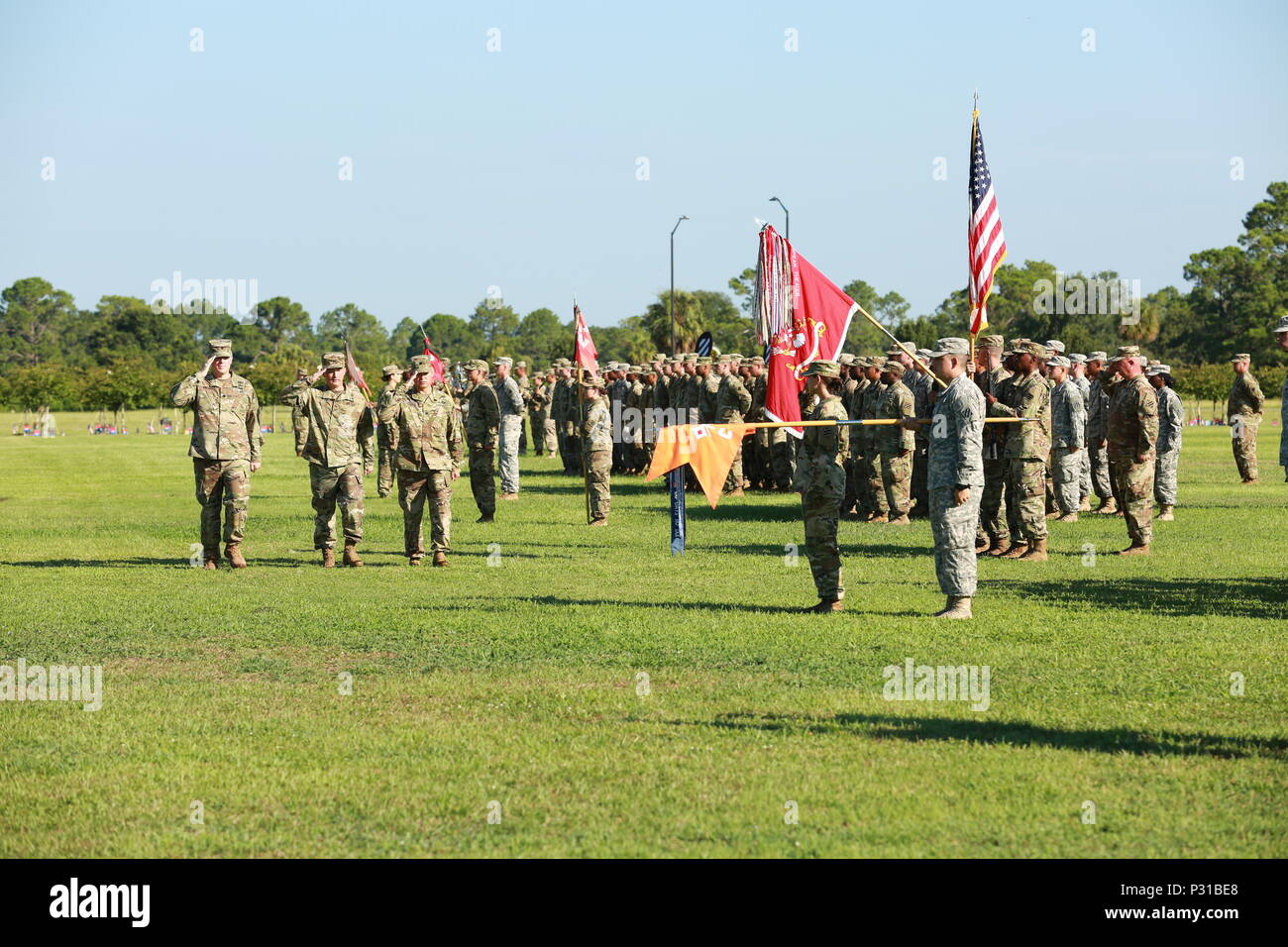 Le lieutenant-colonel Jayson Putnam (à gauche), nouveau commandant du 9e bataillon du génie de la Brigade, l'équipe de combat de la 2e Brigade d'infanterie, 3ème Division d'infanterie, le Colonel James Dooghan (centre), commandant du 2e IBCT, et le lieutenant-colonel Michael Biankowski, commandant sortant de 9e BEB, inspecter le bataillon formation lors d'une cérémonie de passation de commandement sur le terrain Cottrell Fort Stewart ga., le 18 août 2016. Biankowski commandé 9e BEB pour vingt et un mois. (U.S. Photo de l'Armée Le lieutenant 1ère Victoria Connel/ libéré) Banque D'Images