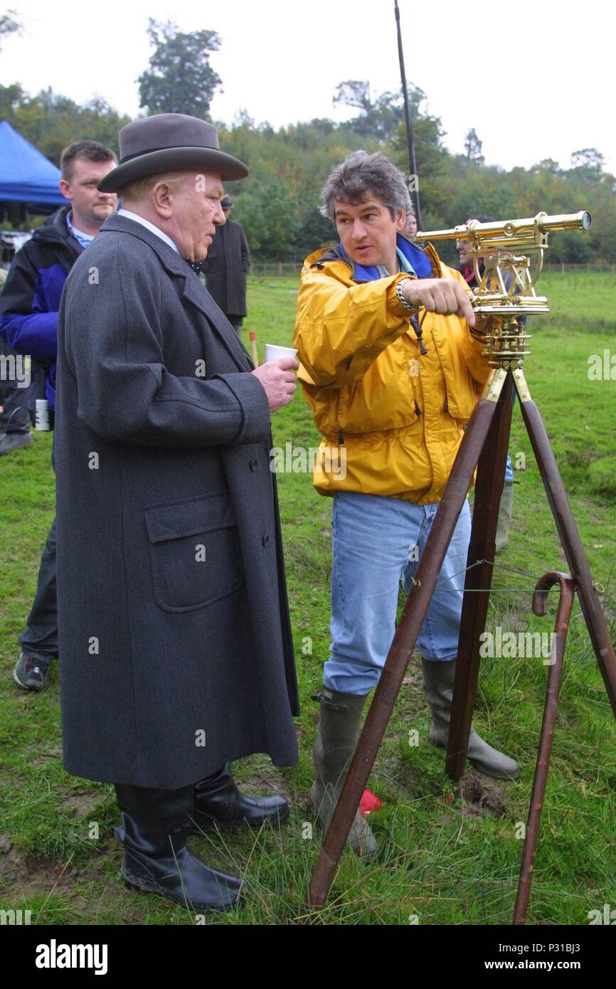 Titre original : The Gathering Storm. Titre en anglais : THE LONELY LA GUERRE. Réalisateur : RICHARD LONCRAINE Film. Année : 2002. Stars : ALBERT FINNEY ; RICHARD LONCRAINE. Credit : HBO Films/SCOTT FREE PRODUCTIONS / Album Banque D'Images