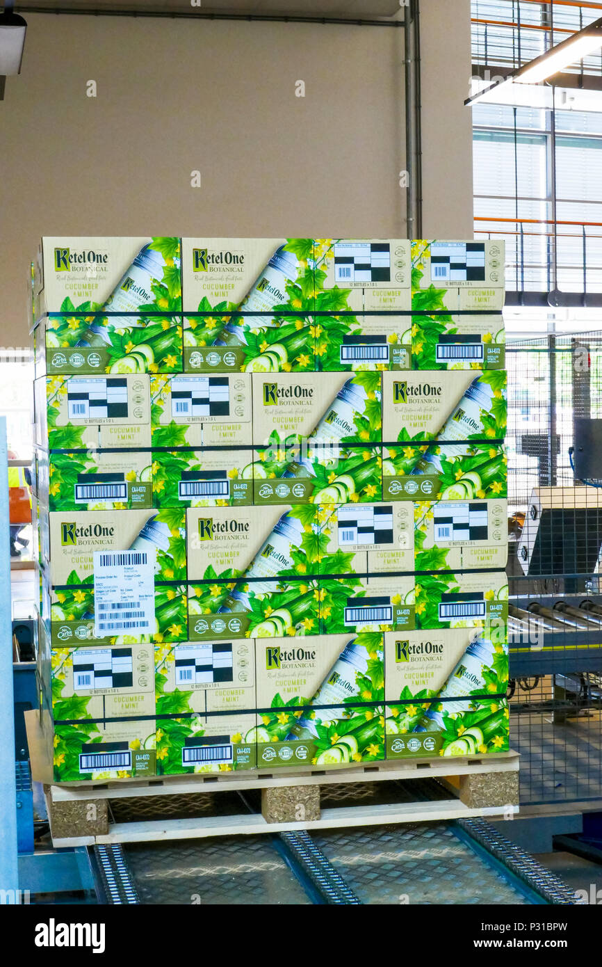 Transport des paniers de bouteilles de vodka botanique à l'entrepôt à distillerie Nolet, Schiedam, Hollande Banque D'Images