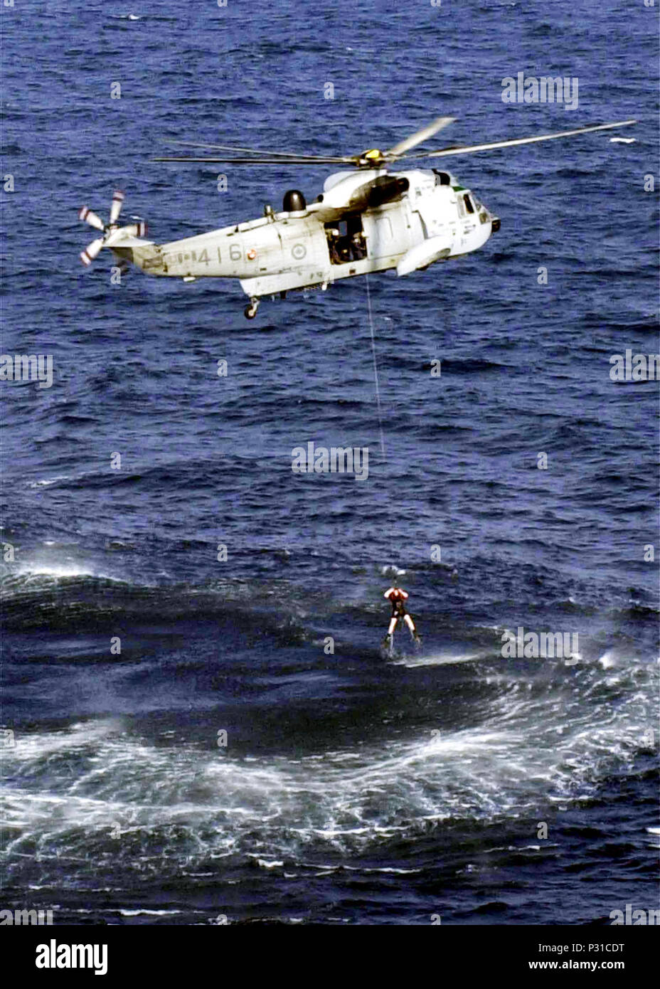 À bord de mer USS Bataan (DG 5) le 9 janvier 2001 Ð un nageur Recherche et sauvetage pratique la récupération du personnel des opérations avec une Gendarmerie royale du SH-3. Bataan est en ce moment sur un déploiement prévu effectuer des missions à l'appui de l'opération Enduring Freedom. Banque D'Images