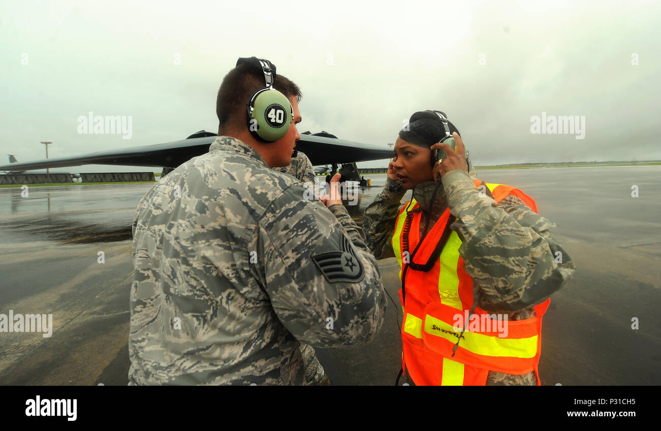 Un bombardier furtif B‑2 Spirit est préparé sur la ligne de vol à la base aérienne Andersen, Guam, dans une activité procédurale avec maintenance et soutien de l'équipage. Les quatre turboréacteurs General Electric F118‑GE‑100 et la conception de l'aile volante du B‑2 permettent des opérations furtives à longue portée avec une charge utile interne d'armes. Les activités sur la ligne de vol soutiennent la préparation aux missions et la manutention des aéronefs avant les sorties. Banque D'Images