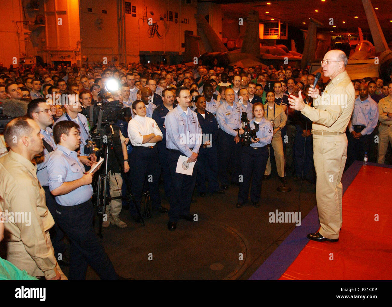 Mer à bord du USS Theodore Roosevelt (CVN 71) 15 janvier 2001 Ð L'amiral Vern Clark, Chef des opérations navales (ONC) répond aux questions des membres de l'équipage des navires tout en se rendant sur le navire en station. Theodore Roosevelt et son lancé air wing effectuent des missions à l'appui de l'opération Enduring Freedom. Banque D'Images