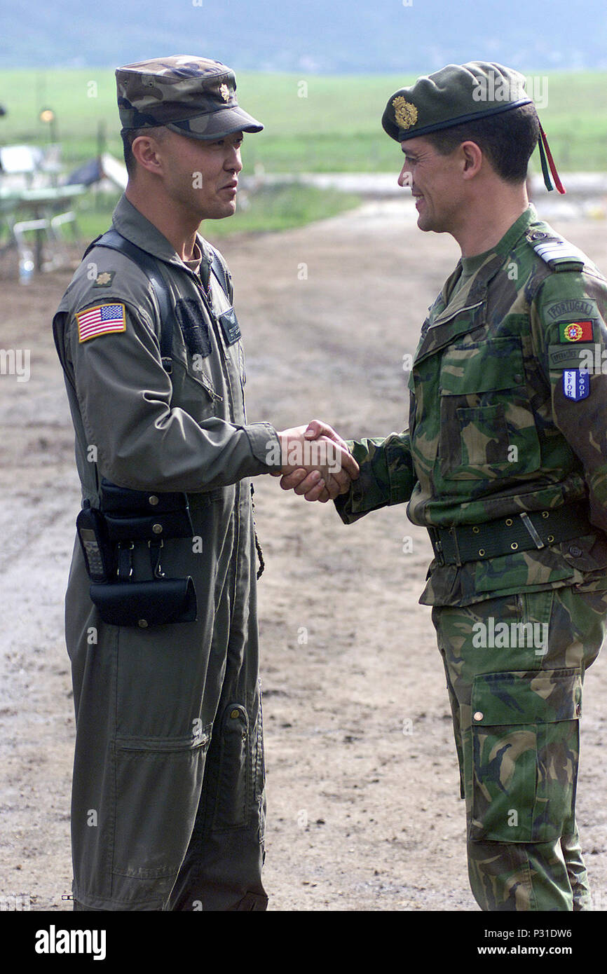 Armée (USA) Major (Maj) Fred Choi (gauche) de l'exploitation, 1er Bataillon (attaque), 25e Régiment d'aviation de l'armée portugaise et le Lieutenant-colonel (LTC) Isidro De Morais Pereira, commandant le 2 e Bataillon d'infanterie blindée, exprimer l'appréciation mutuelle pour le succès de l'exercice de tir réel effectué à la gamme de tir réel de Glamoc, Camp Butmir, Bosnie-Herzégovine, au cours de l'effort de résoudre libériens. Banque D'Images