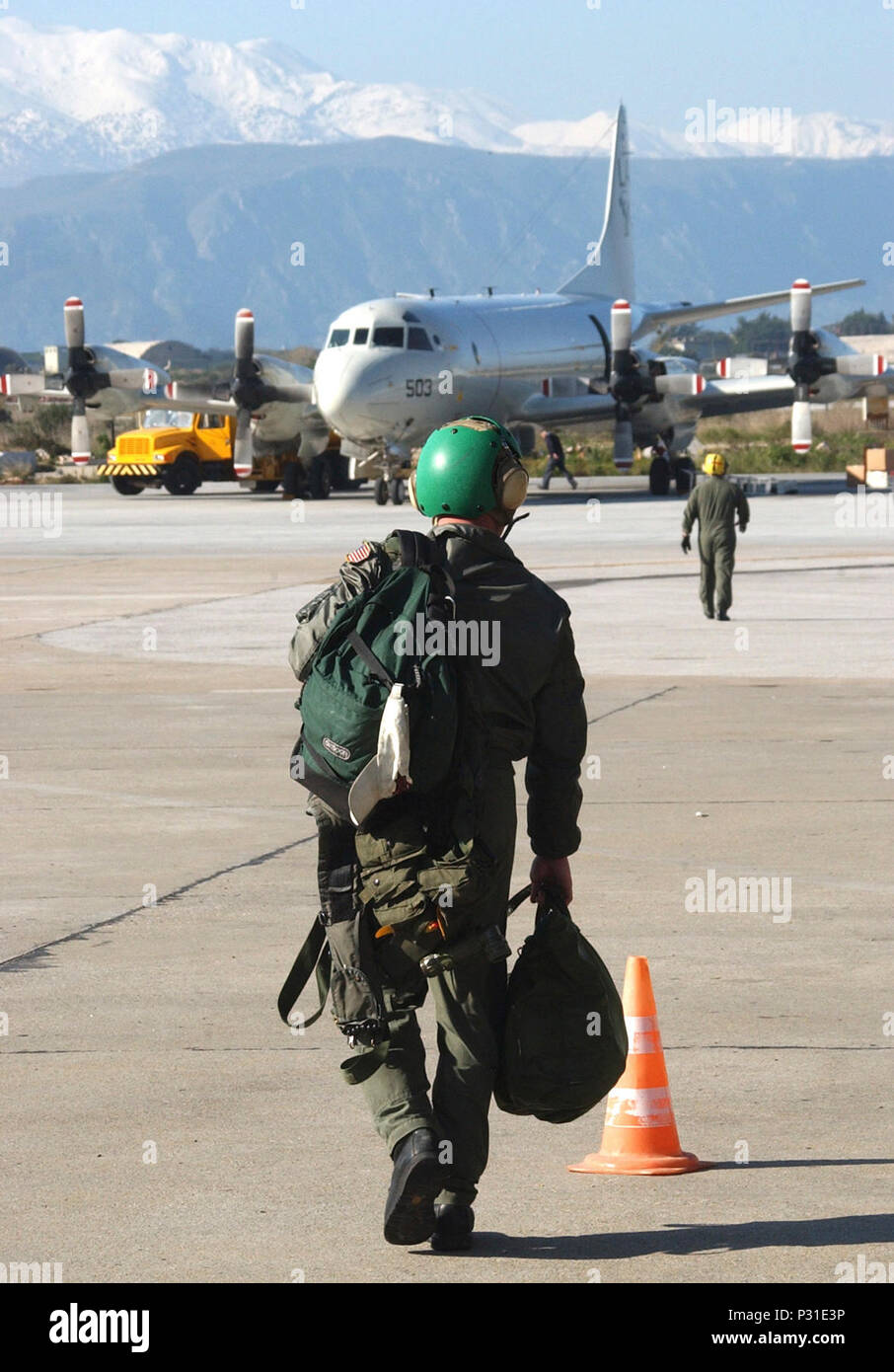 Bay, Crète, Grèce (Mar. 14, 2003) -- l'Escadron de patrouille 8 (VP-8) les membres de l'équipage à pied de leurs aéronefs P-3C Orion de se préparer pour leur prochaine mission. VP-8, porté à domicile au Nouveau-Brunswick, le Maine, le NAS est actuellement déployée dans le théâtre méditerranéen avec des détachements à la base aéronavale de Sigonella, en Sicile et la base navale américaine de la baie de Souda. Le P-3C'est une terrestre, longue distance, la lutte anti-sous-marine (ASW) avions de patrouille. Il possède des fonctions avancées de capteurs de détection sous-marine et peut transporter une charge utile d'armes mixtes à l'interne et sur les pylônes d'aile. Banque D'Images