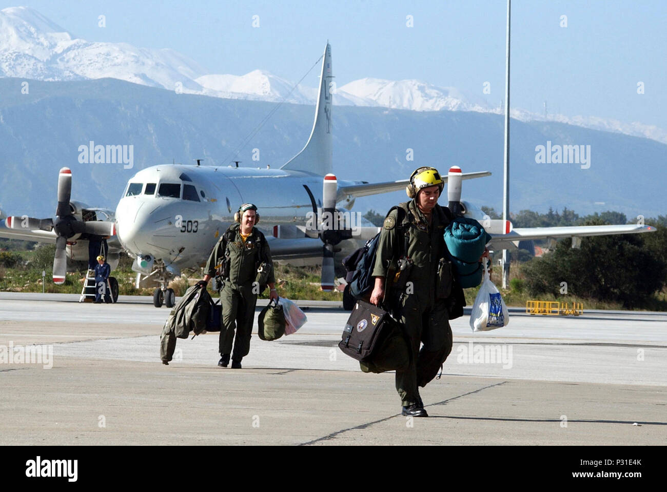 Bay, Crète, Grèce (Mar. 14, 2003) -- l'Escadron de patrouille (huit VP-8) lutter contre l'équipage d'air (CVC) 2 membres de marche de leurs combats 'Tiger' P-3C Orion après le retour d'une mission. VP-8, porté à domicile au Nouveau-Brunswick, le Maine, le NAS est actuellement déployée dans le théâtre méditerranéen avec des détachements à la base aéronavale de Sigonella, en Sicile et la base navale américaine de la baie de Souda. Le P-3C'est une terrestre, longue distance, la lutte anti-sous-marine (ASW) avions de patrouille. Il possède des fonctions avancées de capteurs de détection sous-marine et peut transporter une charge utile d'armes mixtes à l'interne et sur les pylônes d'aile. Banque D'Images