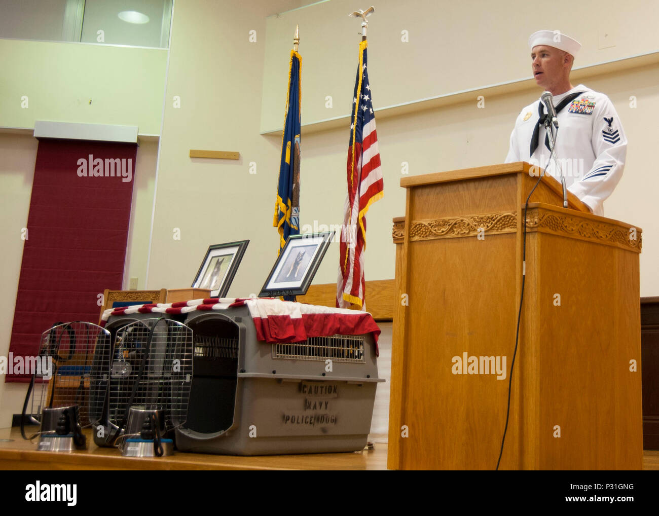 160823-N-NY430-037 SASEBO, Japon (Août 23, 2016) Master-At-Arms 1re classe Justin Treml, affecté à la flotte des États-Unis, commandant du Département de la sûreté des activités Sasebo, parle à une cérémonie du souvenir pour deux rouages militaires conservées à bord chiens ZPC 23 Août, 2016. Le MWDs était mort récemment après complications au cours de la maladie. Le mémorial a été tenu à se souvenir de leur service et de reconnaître leurs réalisations. (U.S. Photo par marine Spécialiste de la communication de masse Kristopher 3e classe S. Haley/libérés) Banque D'Images