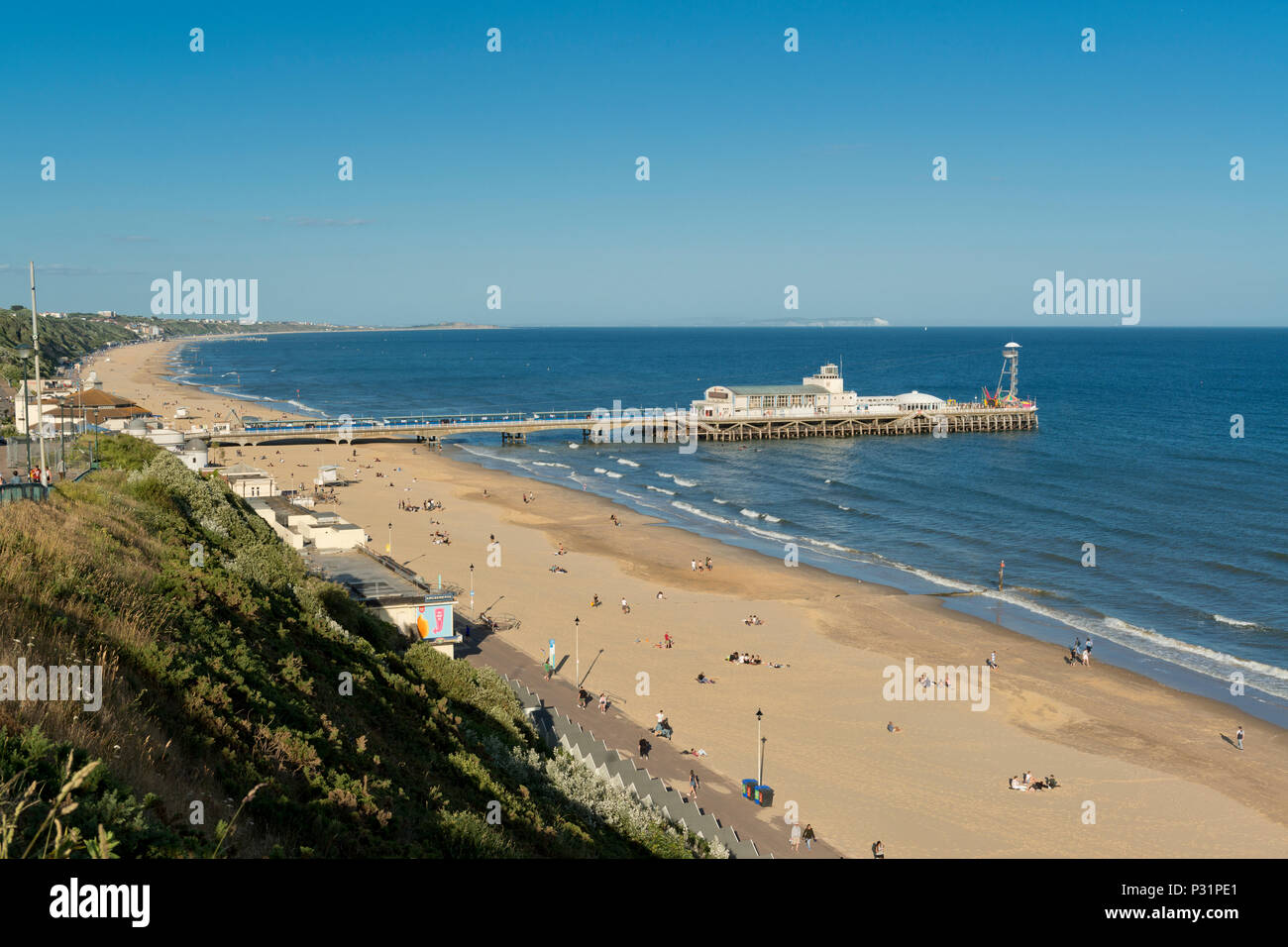 Un portrait de la jetée de Bournemouth et de la plage avec un ciel bleu clair Banque D'Images