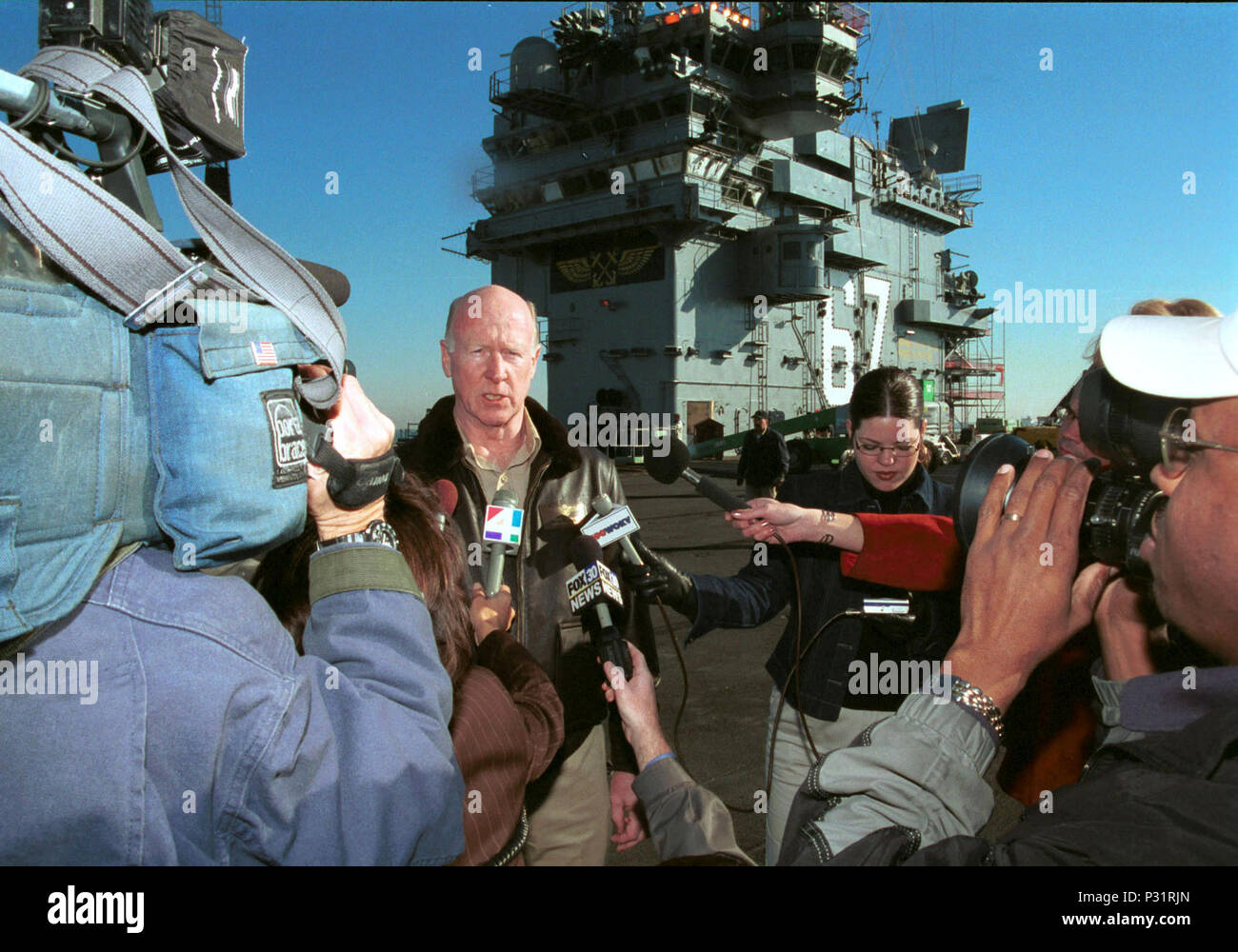 USS John F. Kennedy (CV 67) 9 janvier 2002 -- Adm arrière. Michael D. Malone, commandant de la marine de l'Atlantique, l'Armée de l'air parle avec des journalistes sur le pont du USS John F. Kennedy. Adm arrière. Malone a visité le transporteur pour voir les progrès sur la réparation des anomalies constatées lors d'une inspection de pré-déploiement. USS Kennedy doit déployer plus tard ce mois-ci à l'appui de l'opération Enduring Freedom. Banque D'Images